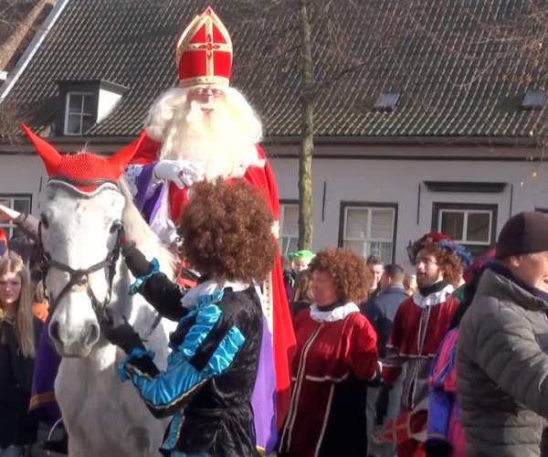 Sinterklaas en zijn Pieten krijgen een warm welkom in Sint-Oedenrode (video)