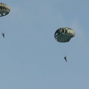 Parachutes op de Vlagheide: indrukwekkend evenement (video)