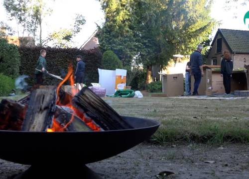 Slapen in een kartonnen doos voor het goede doel (video)