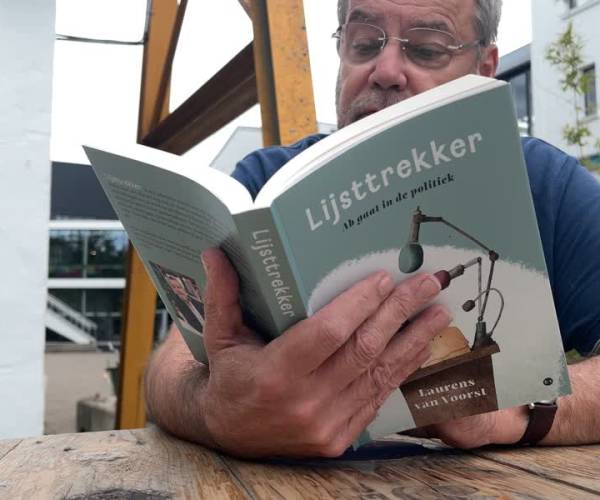 Raadslid schrijft boek over populist; “In elke gemeenteraad zit wel een Ab Zwartjes” (video)