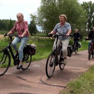 Boskanters fietsen uit protest over ‘hobbelpad’ Boskantseweg (video)