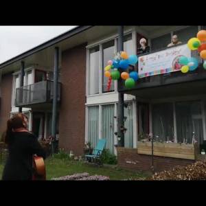 Nina uit Schijndel brengt 100-jarige Diny serenade