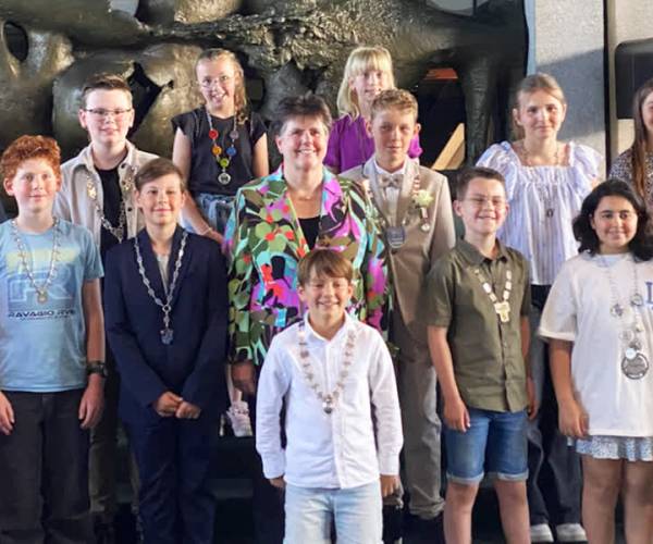 Kinderburgemeesters debatteren en leren bij bezoek aan het Provinciehuis (video)