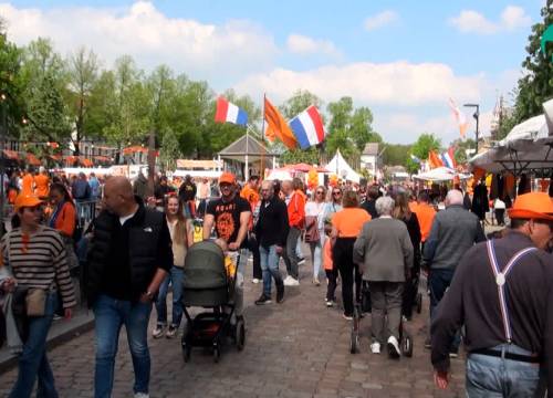 Koningsdag in Rooi trekt veel belangstellenden (video)