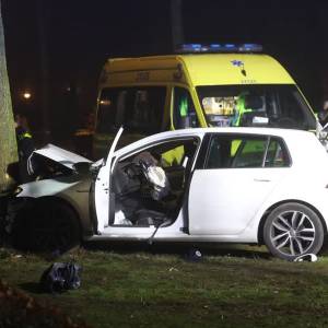 Auto crasht na achtervolging in Veghel tegen boom