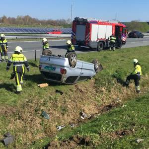 Auto over de kop op de A50 bij Veghel