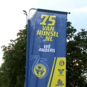 Geelblauw shirt, nieuwe sponsor en bijzondere aftrap voor 75 jaar VV Nijnsel (video)
