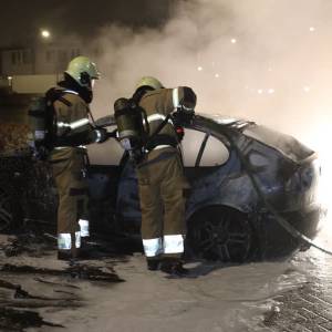 Geparkeerde personenauto volledig uitgebrand