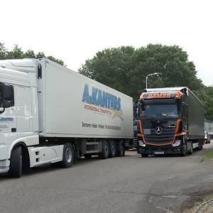 Vrachtwagenchauffeurs zijn overvolle parkeerplaatsen zat (video)